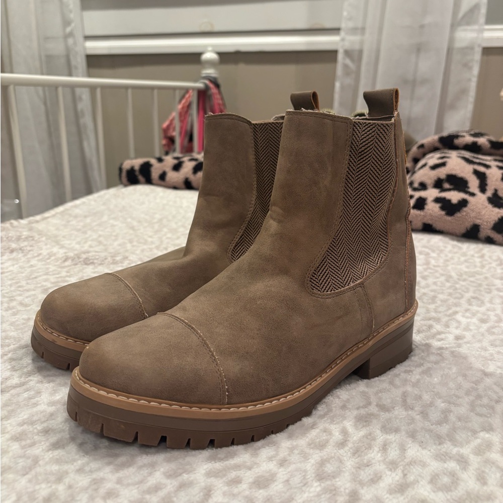 Buckle boots